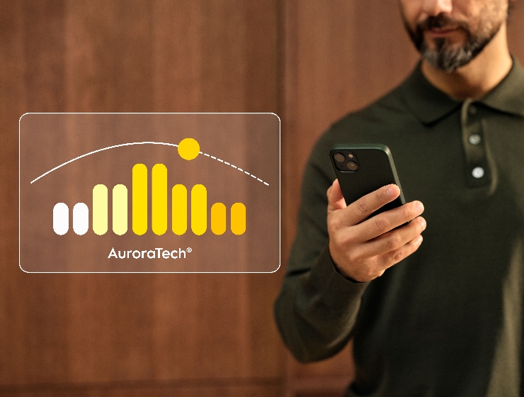 Mies ohjaa liesituulettimen asetuksia puhelimella