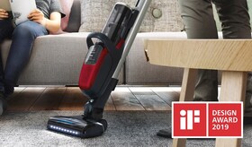 Punainen Pure F9 varsi-imuri imuroi mattoa