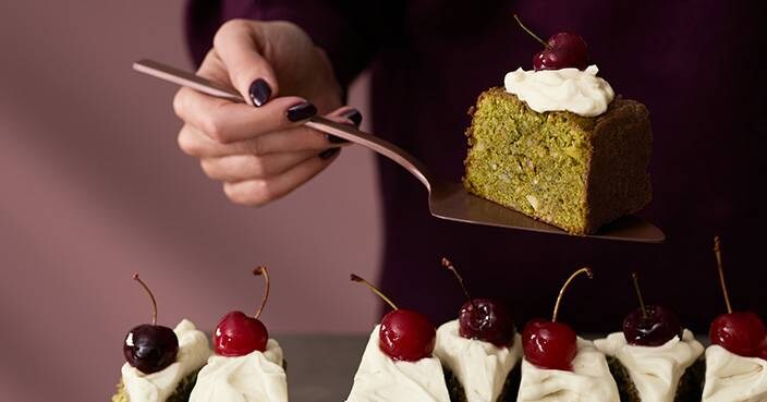 Nainen leipoo sokerikakkua