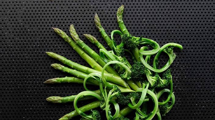 Höyrykypsennetty parsa ja varsiparsakaali