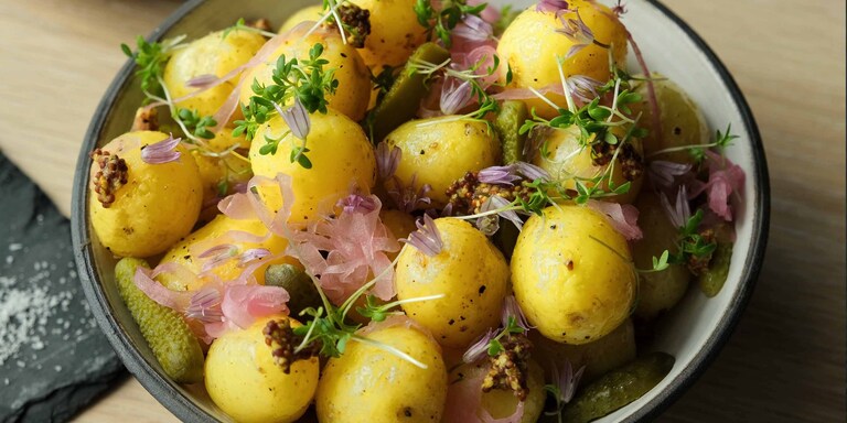 Perunasalaatti karkealla sinapilla