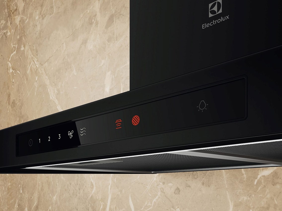 Lähikuva mustan Electrolux-liesituulettimen ohjauspaneelista marmoritaustaa vasten.