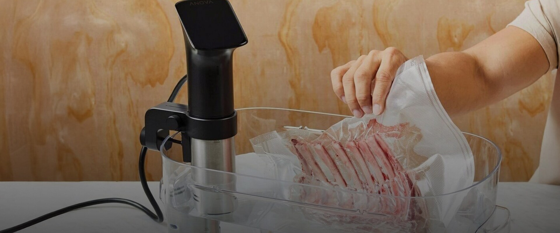 Vakuumipakattu liha lasketaan vesihauteeseen, jossa on sous vide -keitin.