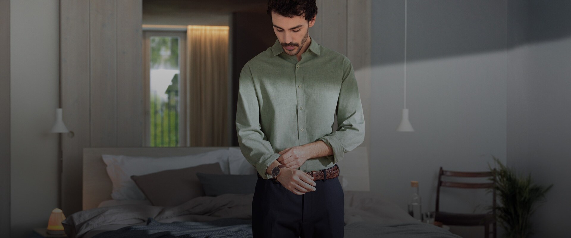 Mies pukee päälleen vastasilitettyä paitaa.