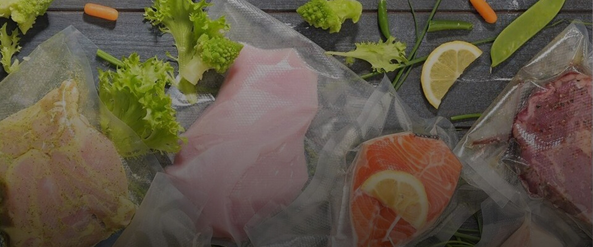 Vakuumipakattuja ruokia, kuten lohta, lihaa ja kanaa.