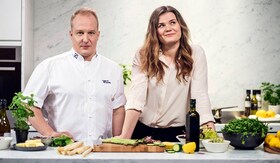 Eeva Kolu ja Kristian Vuojärvi Electrolux -keittiössä