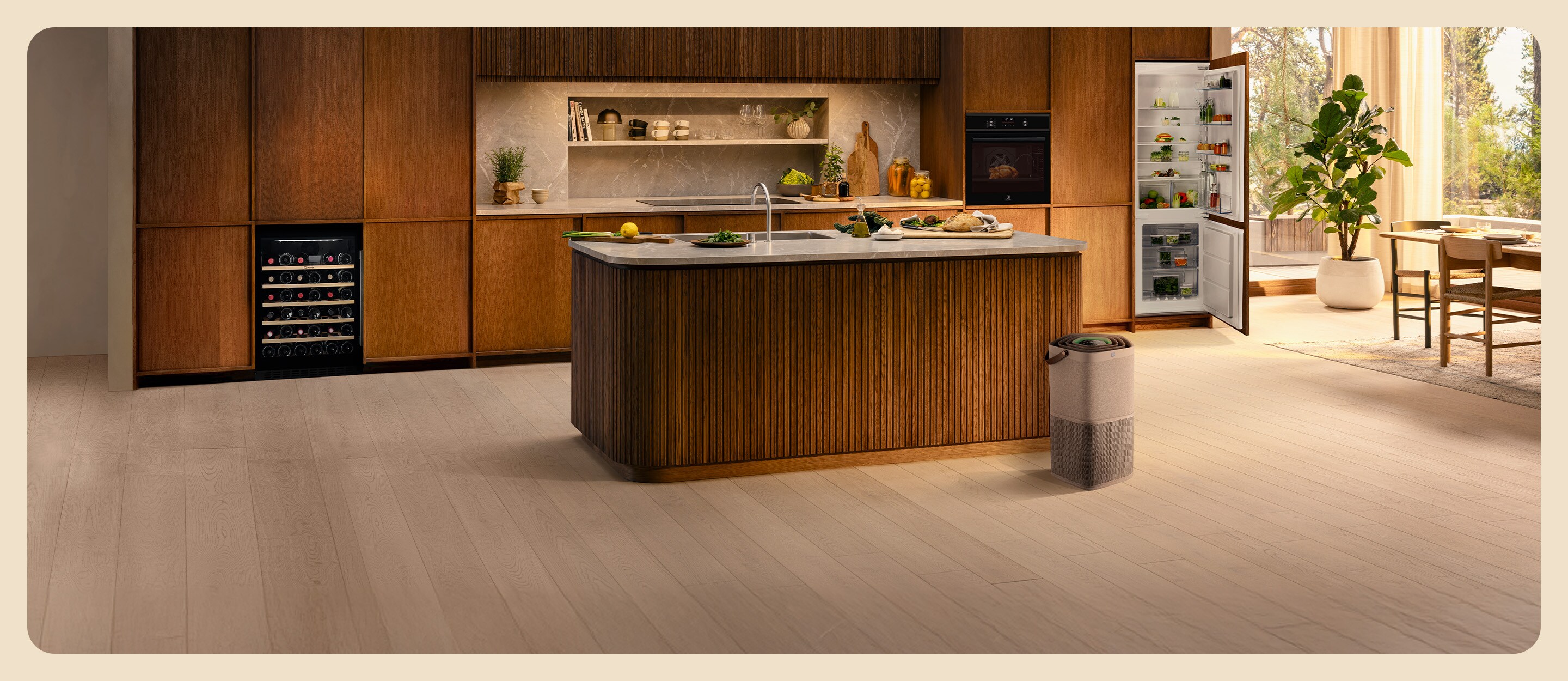 Skandinaavinen puupaneloitu keittiö, jossa on keskellä oleva keittiösaareke, integroitu viinikaappi, avoin jääkaappi ja vapaasti sijoitettava ilmanpuhdistin.