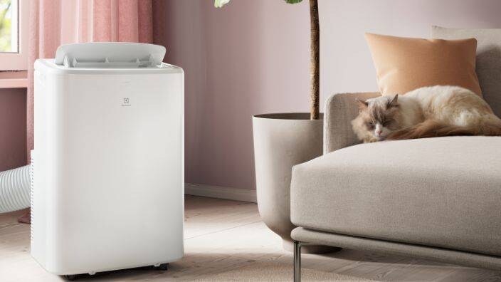 Ilmastointilaite sohvan vieressä.