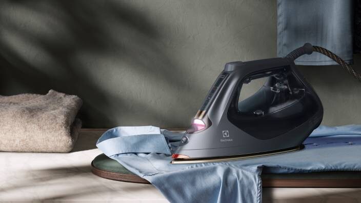 Electroluxin silitysrauta silittää sinistä paitaa.