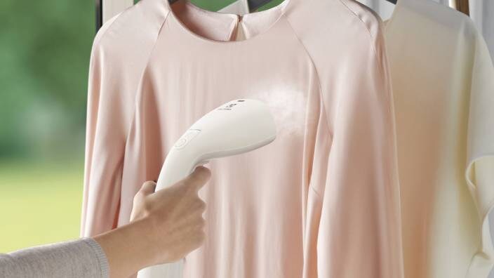Electroluxin höyrystin höyryttää vaaleanpunaista paitaa.
