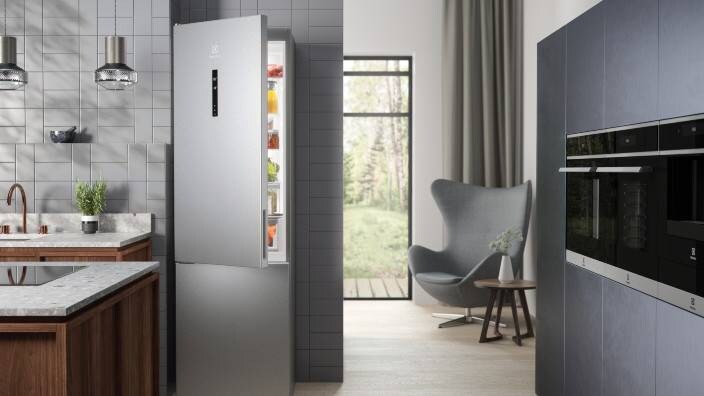 Jääkaappipakastin nykyaikaisessa keittiössä. 