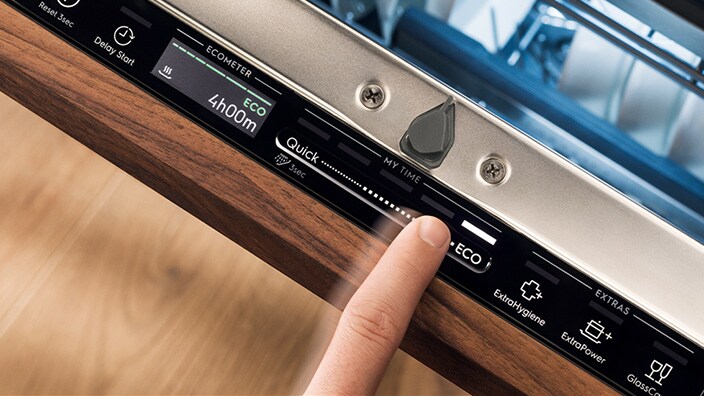 Älykäs AutoSense-toiminto Electroluxin integroidussa astianpesukoneessa.  