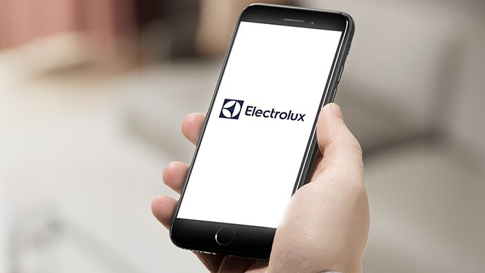 Käsi pitelee kännykkää, jossa on avattuna Electroluxin sovellus. 
