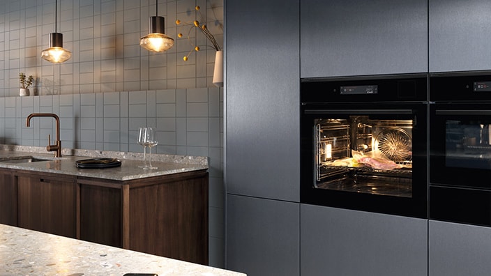 Tyylikäs keittiö, jossa on Electroluxin integroidut kodinkoneet. 