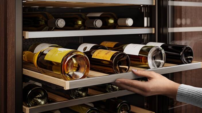 Viinikaappi, jonka hylly on vedetty ulos.