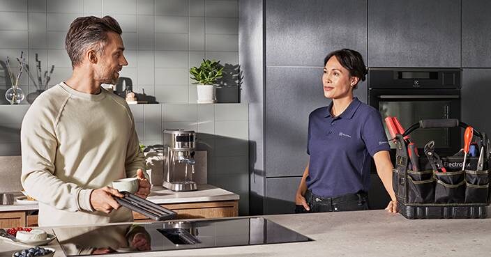 Mies ja nainen keittiössä