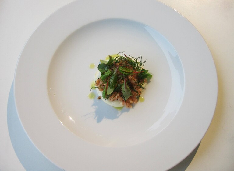 Kylmäsavulohitartar, wasabimajoneesia ja yrttejä